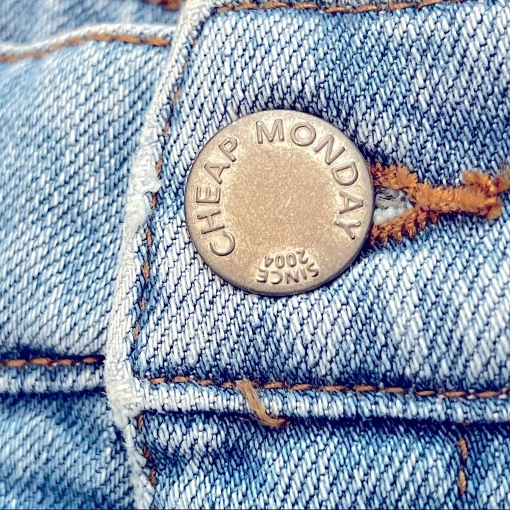 Cheap Monday Light Wash Distressed Donna Short Air Blue Wash Size 26 NWT - Picture 7 of 13